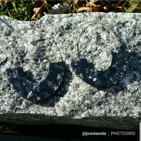 xx Acrylic BLACK Marbled Threader Hoop Earrings NWT - Picture 2 of 4